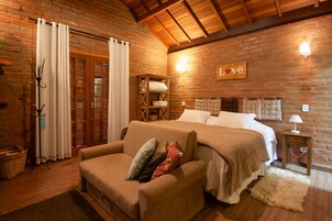 Chalé romântico, 1 cama King, vista para a montanha | Roupas de cama premium, ferros/tábuas de passar roupa, berço de viagem