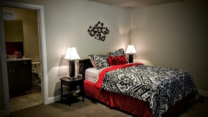 3 habitaciones, escritorio y tabla de planchar con plancha 