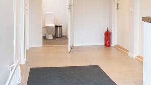 Habitación familiar, vista al jardín | Baño | Regadera, toallas, jabón, papel de baño 