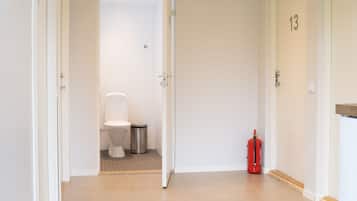 Habitación familiar, vista al jardín | Baño | Regadera, amenidades de baño gratuitas, toallas