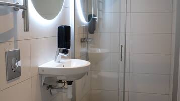 Dusch, gratis toalettartiklar och handdukar