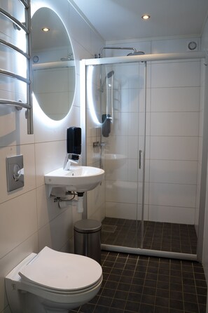 Shower, free toiletries, towels
