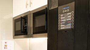 Refrigerador con congelador, microondas, lavavajillas y congelador 
