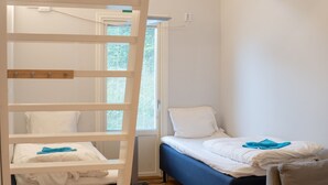 Habitación familiar, vista al jardín | Ropa de cama de alta calidad, cortinas blackout y wifi gratis 