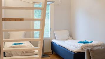 Familierom, hageutsikt | Blendingsgardiner, wi-fi (inkludert) og sengetøy