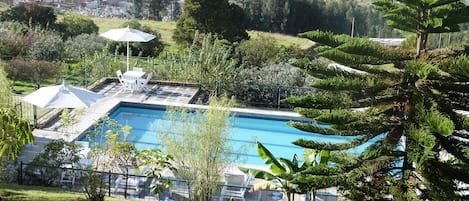 Una piscina al aire libre