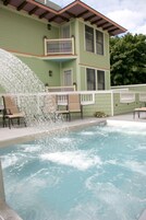Una piscina climatizada, sillones reclinables de piscina