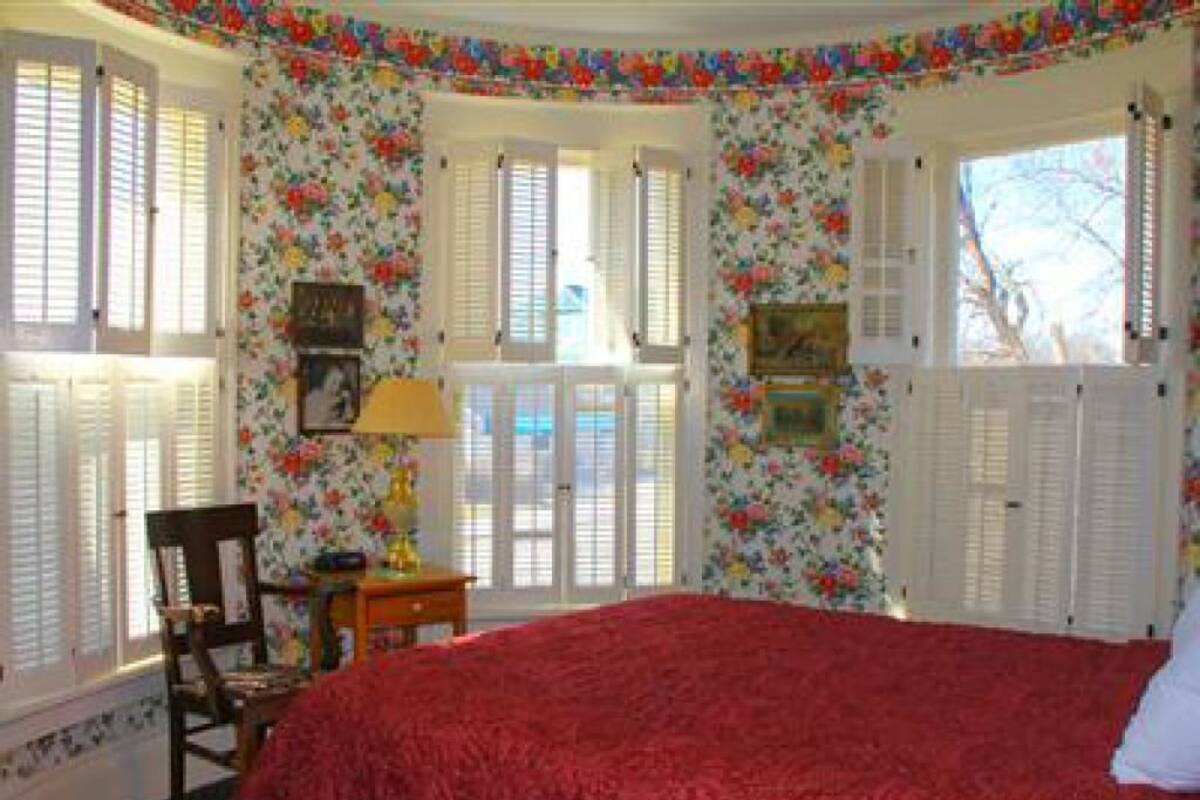 Premium Single Room, Ensuite (COLONIAL FRONT TURRET )