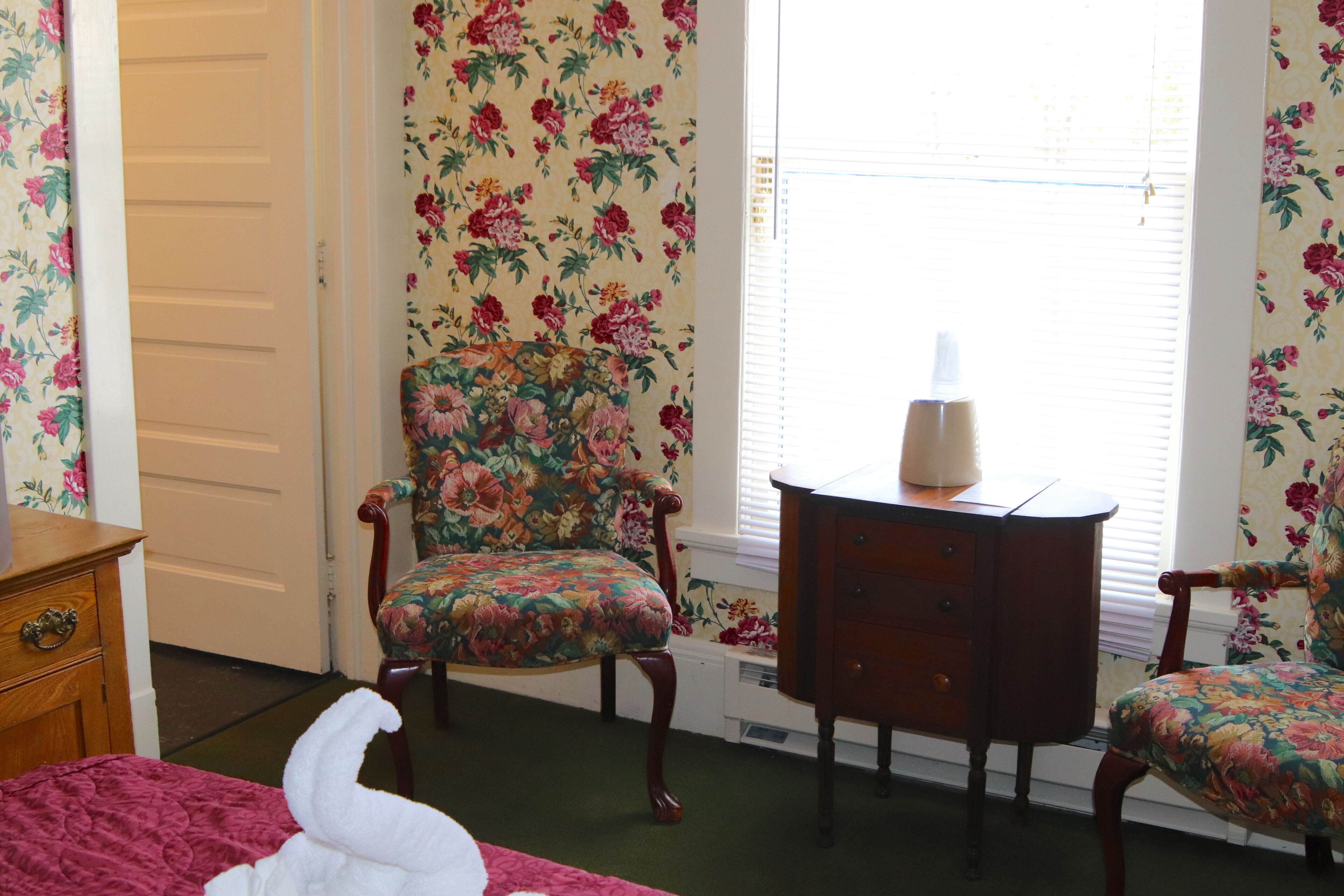 Chambre Simple Premium, salle de bains attenante (COLONIAL ONE QUEEN)