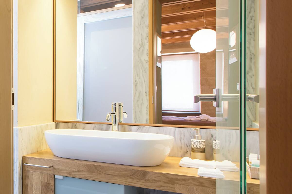 Kostenlose Toilettenartikel, Haartrockner, Hausschuhe, Handtücher