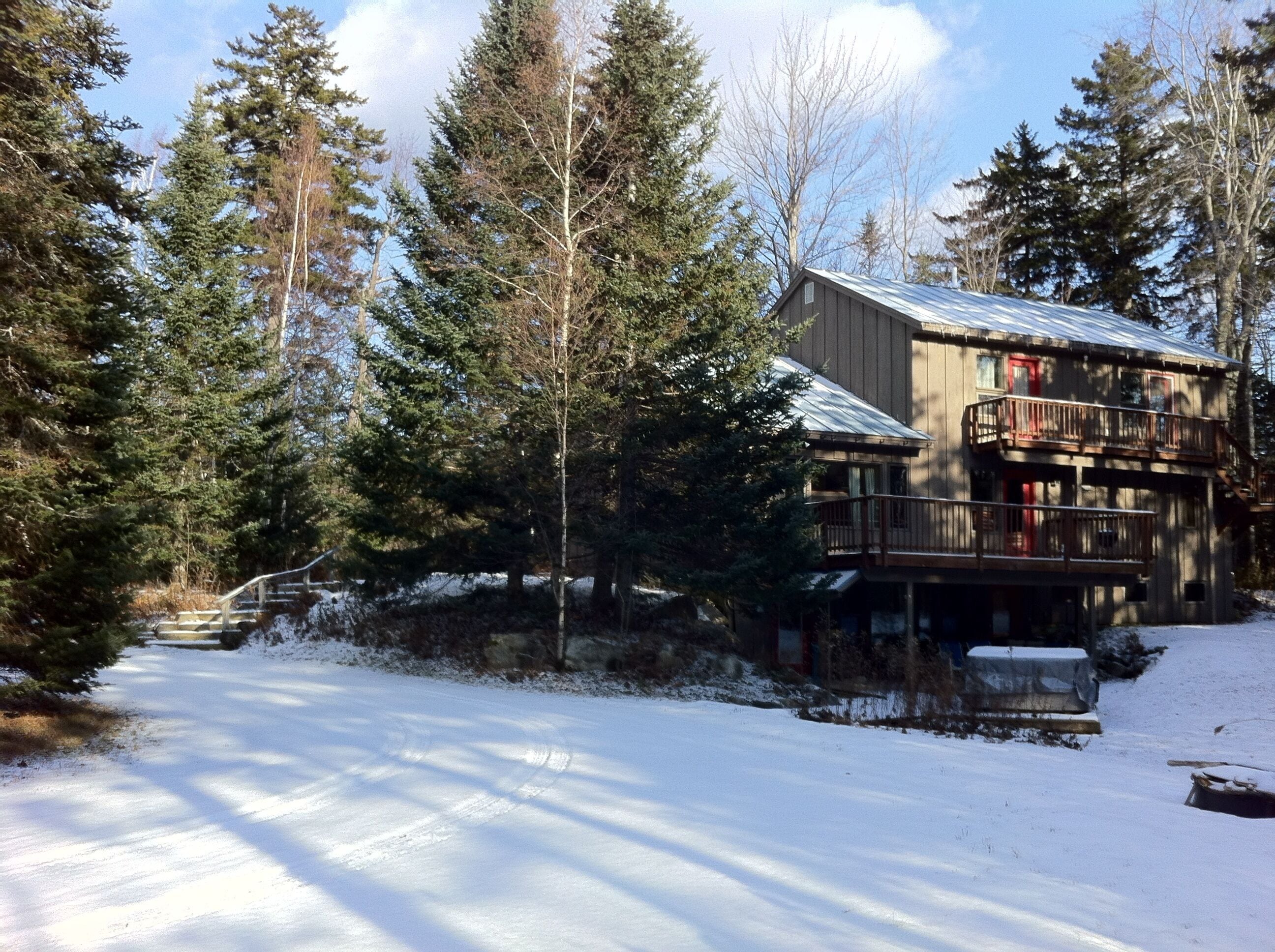 Hideaway Chalet Upper Level -Luxury Apartment Great Location, Hot Tub, Deck