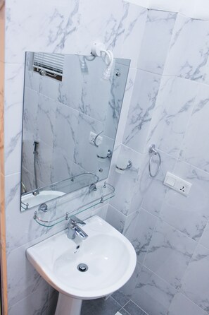 Een douche, een bidet, handdoeken