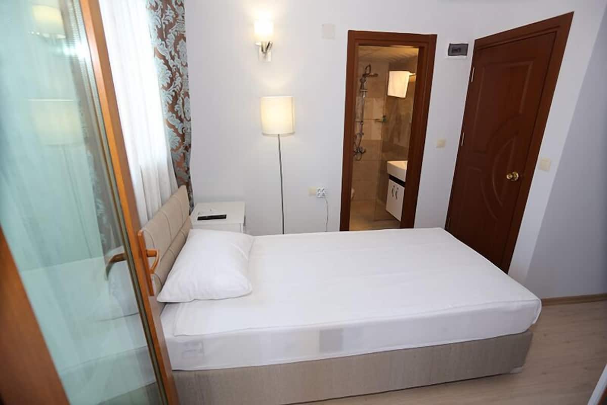 Chambre simple de base, vue partielle sur la mer | Minibar, bureau, accès au Wi-Fi (inclus), literie fournie