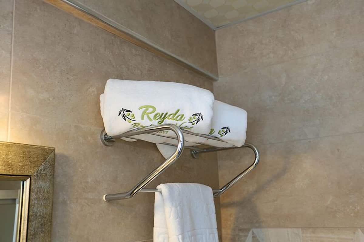 Deluxe Studio Suite, Sea View | Bathroom amenities | Shower, free toiletries, hair dryer, slippers