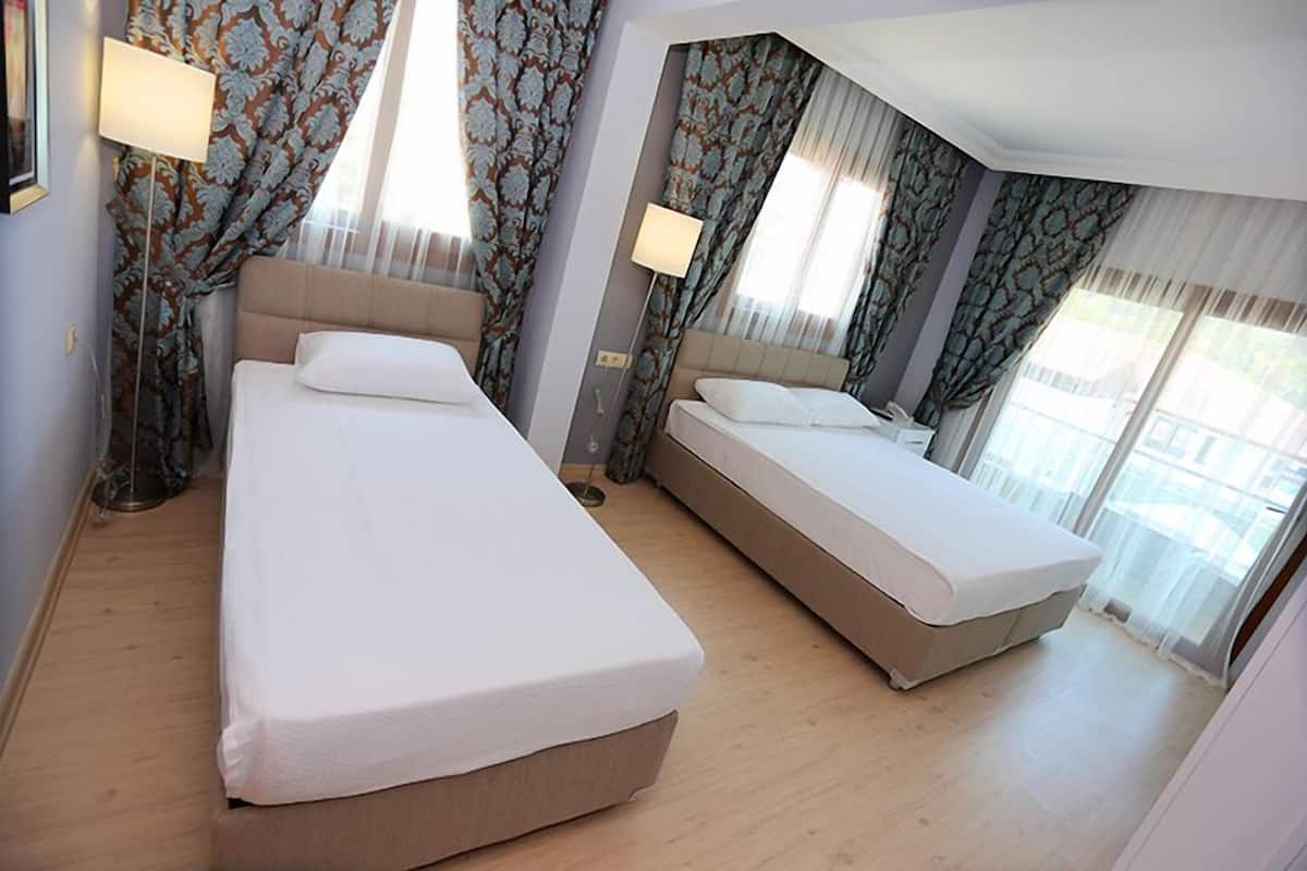 Deluxe Studio Suite, Sea View | Minibar, desk, free WiFi, bed sheets