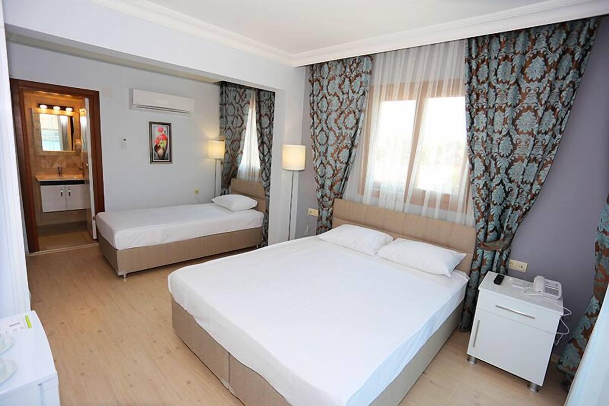 Suite studio Deluxe, vue sur la mer | Minibar, bureau, accès au Wi-Fi (inclus), literie fournie