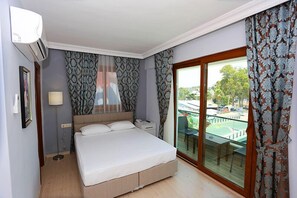 Habitación doble Deluxe, vista al mar | Minibar, escritorio, wifi gratis y ropa de cama 