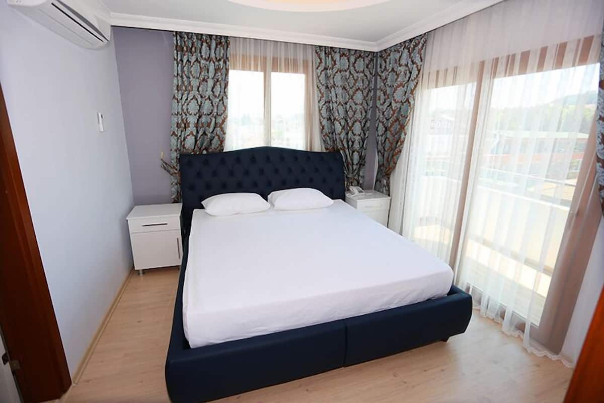 Deluxe Double Room, Sea View | Minibar, desk, free WiFi, bed sheets