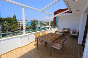 Suite estudio Deluxe, vista al mar | Balcón