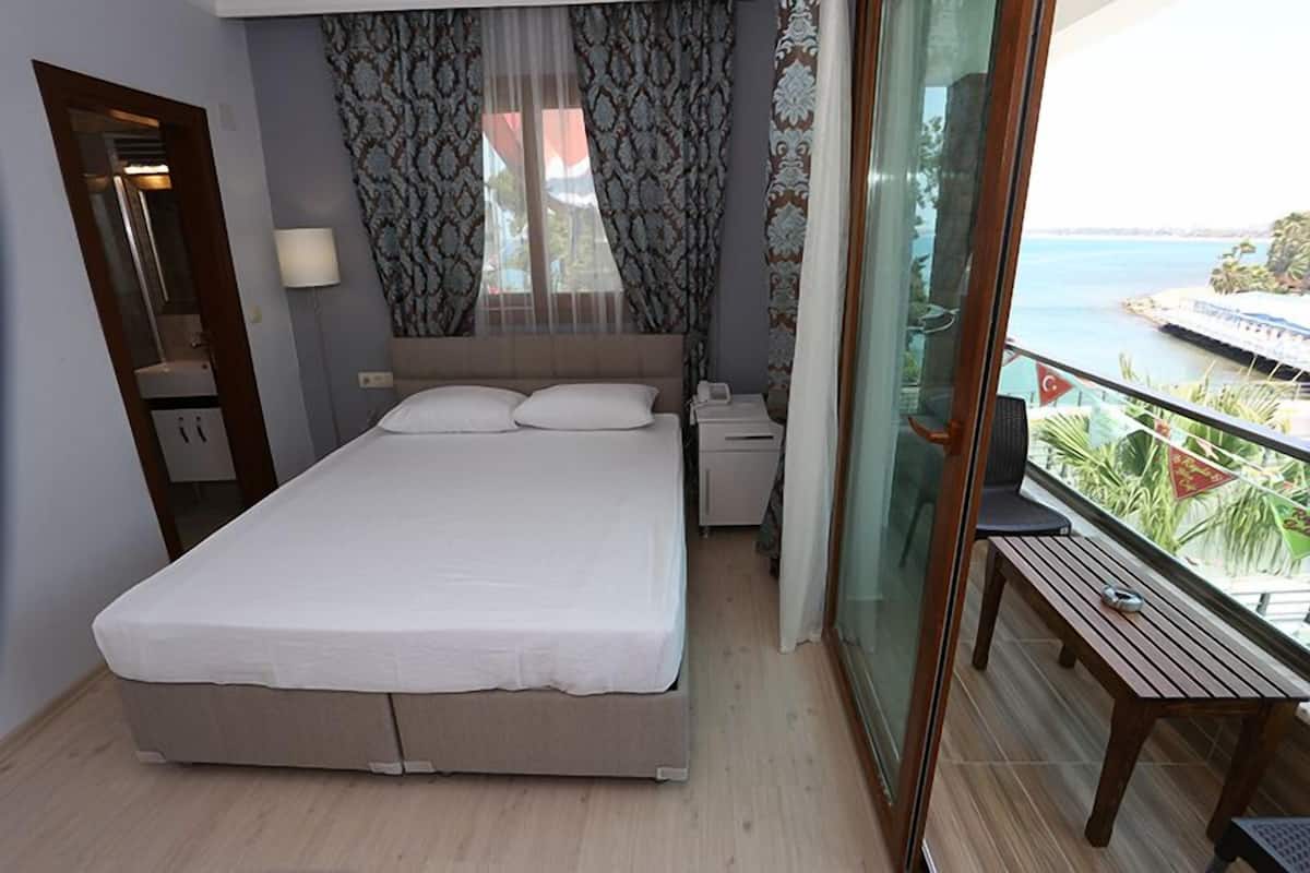 Deluxe Double Room, Sea View | Minibar, desk, free WiFi, bed sheets