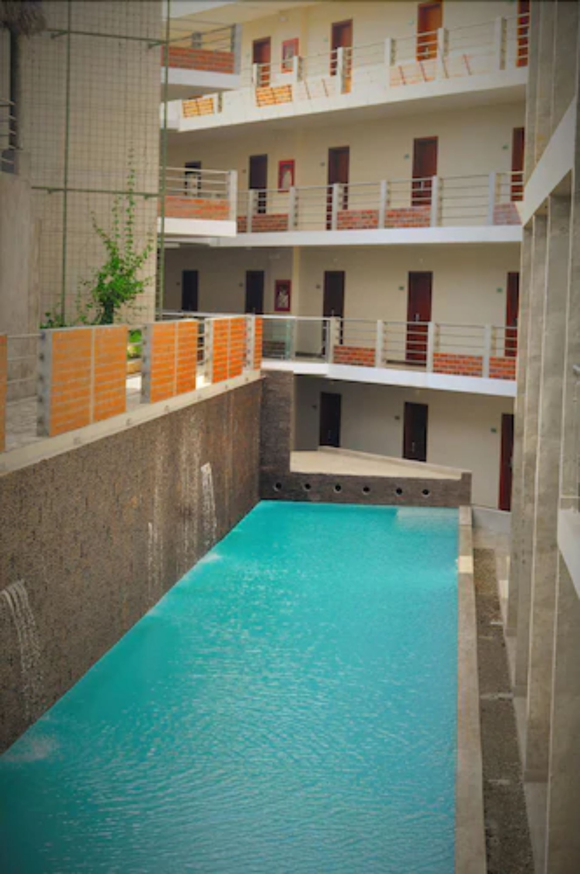 Un edificio de varios niveles con una piscina central.