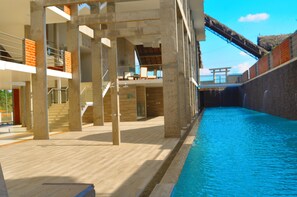 Außenpool, geöffnet von 06:00 Uhr bis 22:00 Uhr, Liegestühle