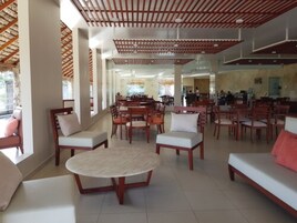 Café da manhã, almoço e jantar; local e internacional 