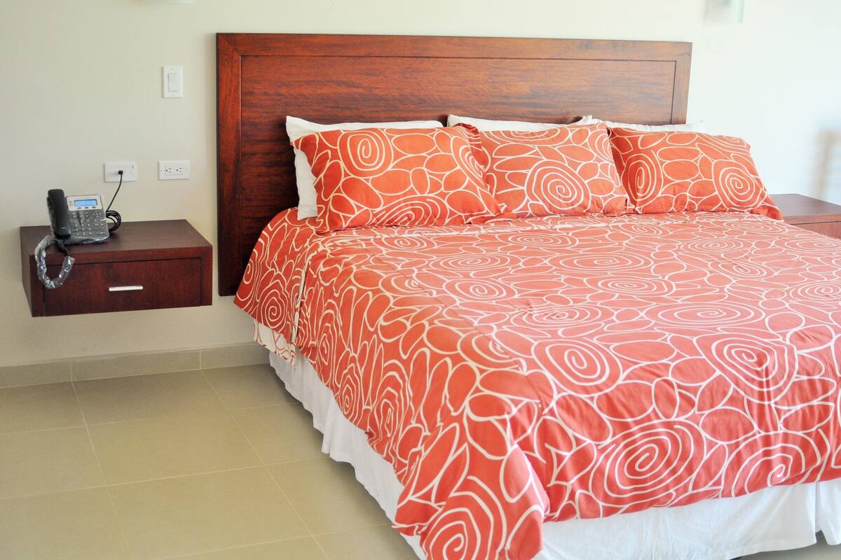 Suite estudio Premium, 1 cama de matrimonio grande, vistas a la montaña | Minibar, caja fuerte, escritorio y sistema de insonorización