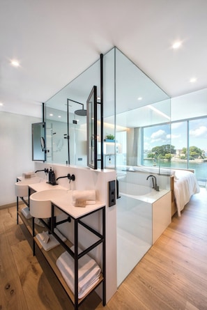 Junior suite | Badkamer | Een regendouche, gratis toiletartikelen, een haardroger, handdoeken