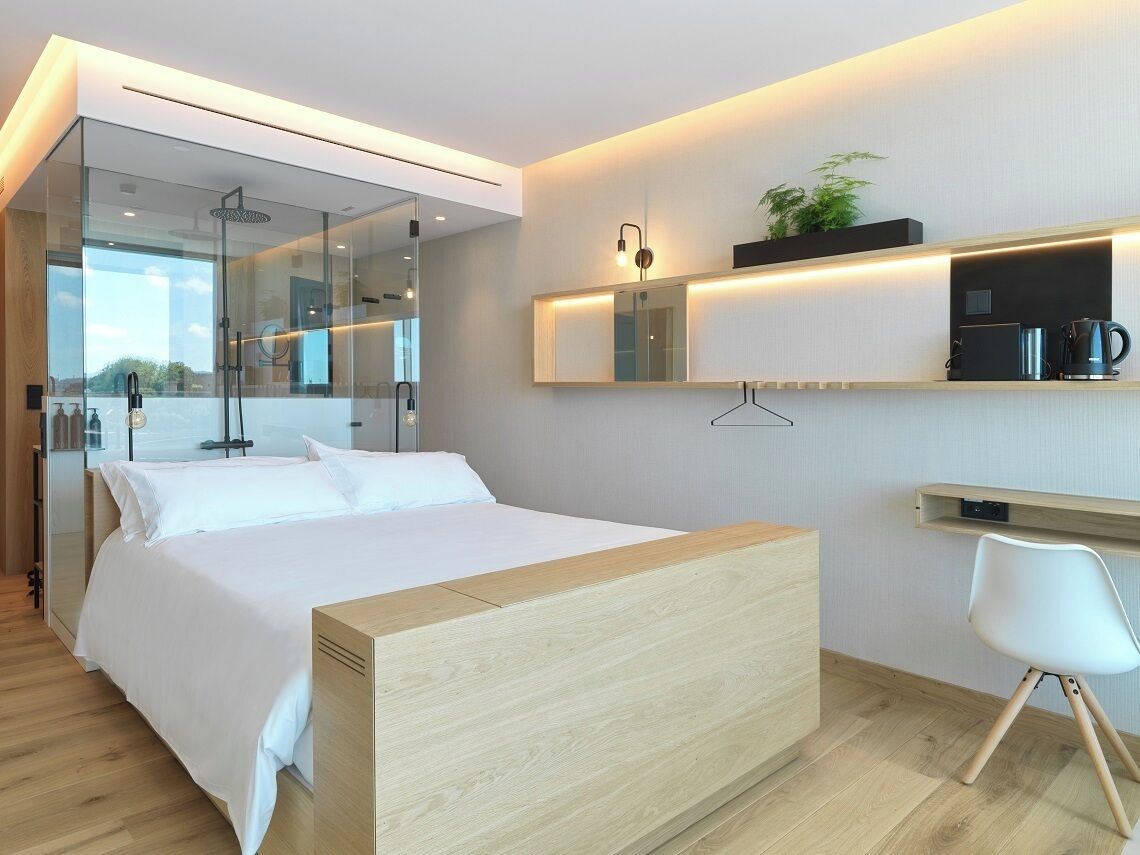 signature room | hypo-allergenic bedding, minibar, in-room safe, soundproofing