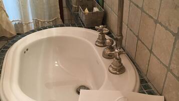 Familienzimmer, Mehrere Betten | Waschbecken im Bad