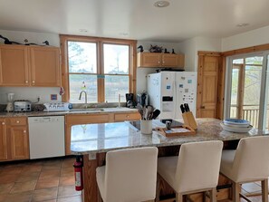 Kjøleskap, mikrobølgeovn, oppvaskmaskin og kaffetrakter/tekoker