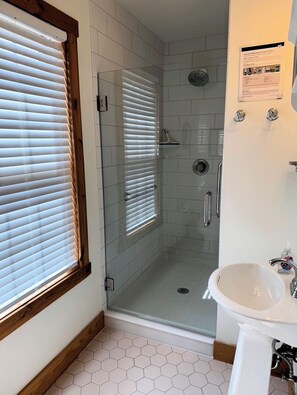 Ensemble douche/baignoire, serviettes fournies