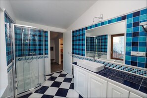 Appartement, uitzicht op tuin (Gazza) | Badkamer | Een douche, een regendouche, gratis toiletartikelen, een haardroger