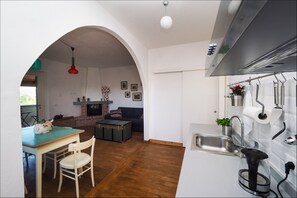 Lägenhet - utsikt mot trädgården (Ghiandaia) | Eget kök | Kylskåp, ugn, spishäll och espressobryggare