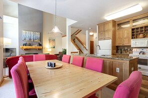 Dining - Hot Tub |Garage Parking |Minutes from Lifts & Gondola |Mountain & River Views Near Keystone Village (Keystone)