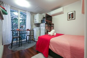 1 chambre, fer et planche à repasser, lit de bébé portatif
