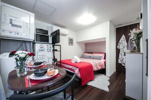 1 chambre, fer et planche à repasser, lit de bébé portatif