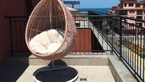 A balcony with a wicker chair and a view of the sea. - Red Hotel - Lozenetz (Tsarevo)