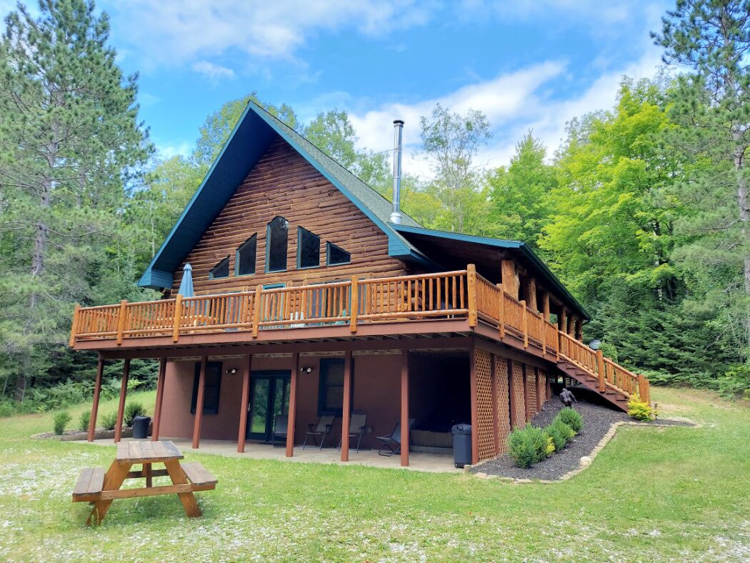 Secluded Log Home Getaway in Gaylord with Private Lake Access 