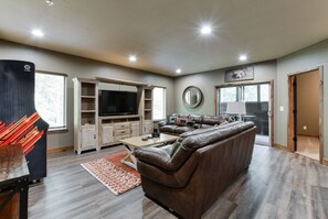 Smart TV, fireplace, video games, video library - BLACK BEAR LODGE-2Pools&SplashPad  Private HotTub, Arcade, PoolTable (Hollister)