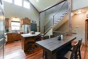 Fridge, microwave, oven, stovetop - BLACK BEAR LODGE-2Pools&SplashPad  Private HotTub, Arcade, PoolTable (Hollister)