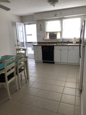 Réfrigérateur, micro-ondes, plaque de cuisson, lave-vaisselle