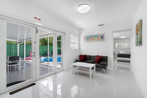  OASIS Boutique Villa 4/3 + DEN, jossa on lämmitetty uima-allas, 2 mailin päässä rannasta