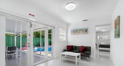 OASIS Boutique Villa 4/3 + DEN, jossa on lämmitetty uima-allas, 2 mailin päässä rannasta
