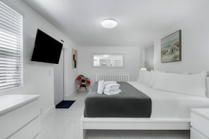 4 chambres, fer et planche à repasser, lit de bébé portatif