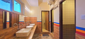 Gemeinsamer Economy-Schlafsaal | Badezimmer | Dusche, Hausschuhe