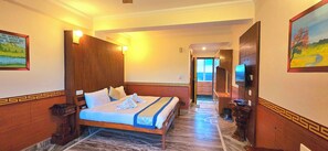 Premium-Doppelzimmer, 1 King-Bett, Bergblick | 1 Schlafzimmer, schallisolierte Zimmer, kostenloses WLAN, Bettwäsche