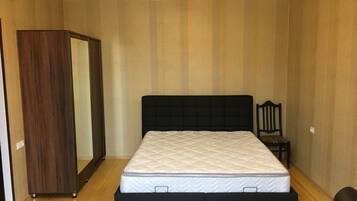 1 habitación, tabla de planchar con plancha, wifi gratis y ropa de cama 