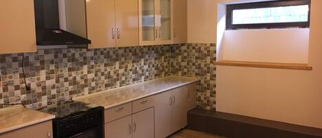 Een oven, kookgerei, borden en bestek